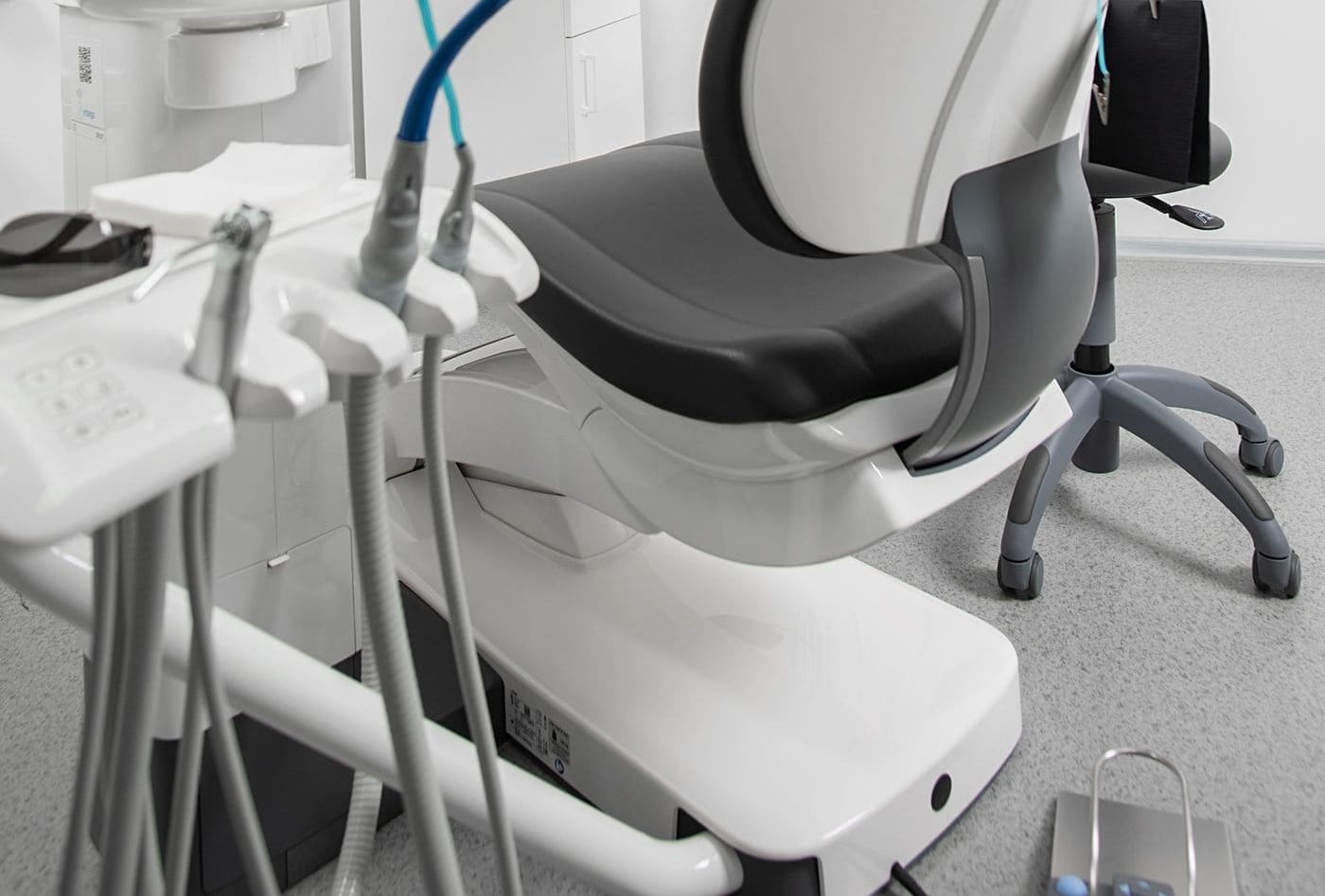The chair and the delivery unit in a quiet treatment room