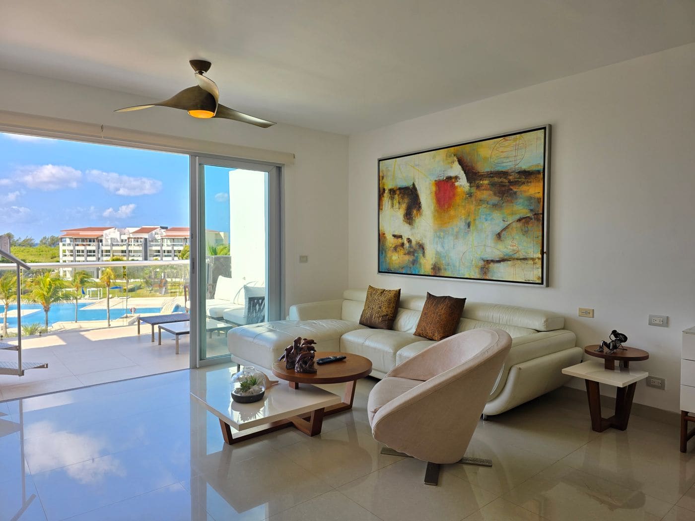 2-bedroom corner flat with a harbour view, Mid-Levels