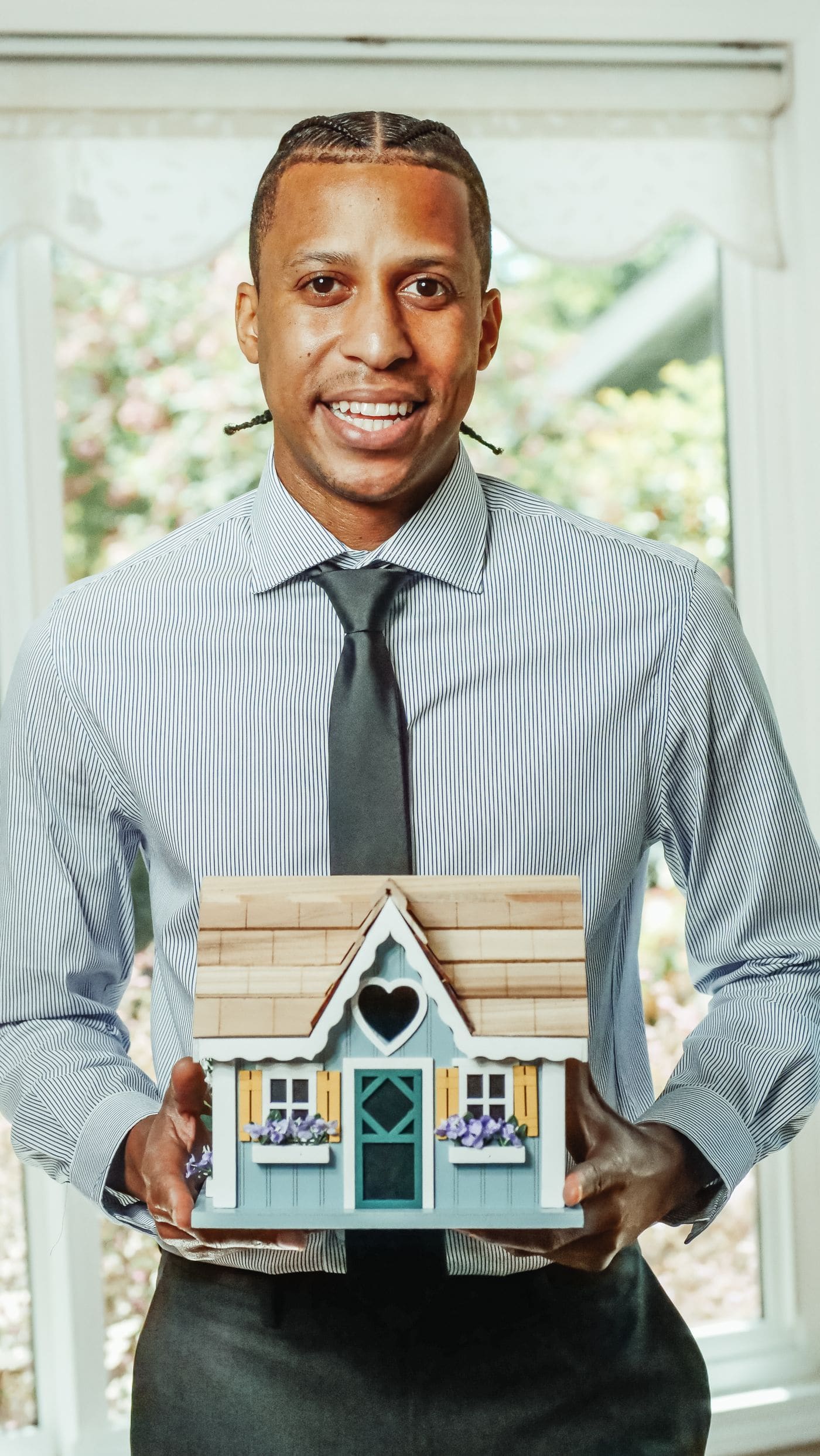 A Harbour Ridge agent holding a model house